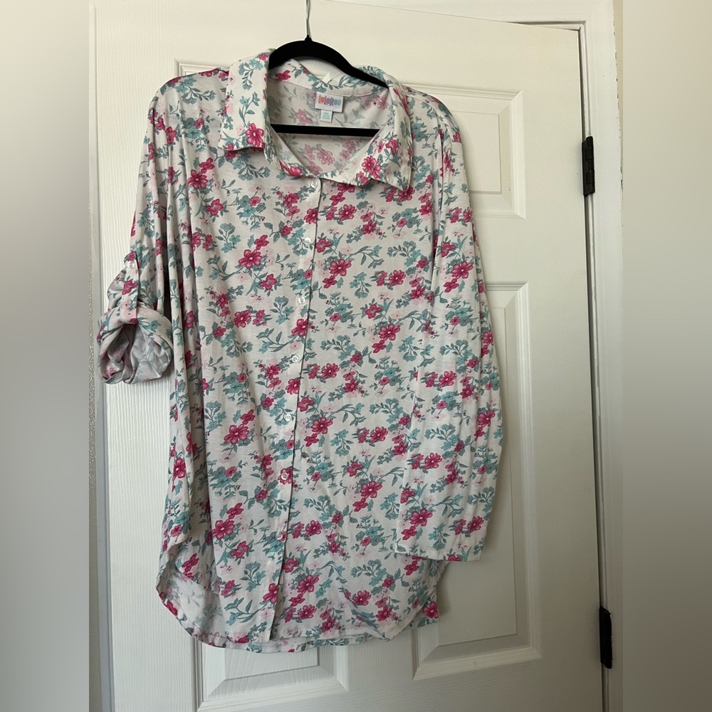 Women’s LulaRoe Valentina button down and button sleeve top